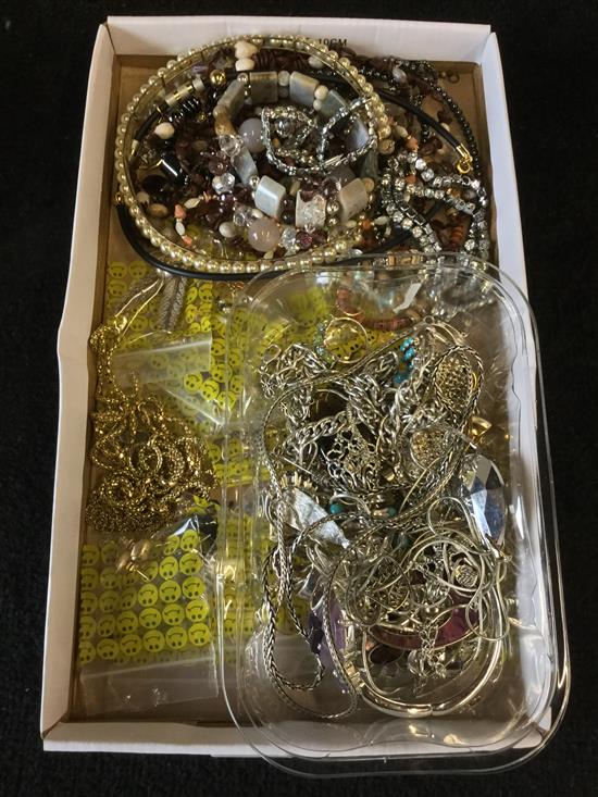 Qty of silver & other costume jewellery inc silver chain